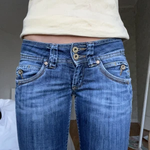 Lågmidjade Pepe jeans lätt utsvängda långa  - Ett par fina Pepe Jeans i väldigt bra skick och bra passform! Lite långa på mig som är 167 men inget problem alls. Sitter smickrande runt höfterna och raka/utsvängda i benen. Jag är ungefär storlek S som referens. Waist 26 längd 34❤️