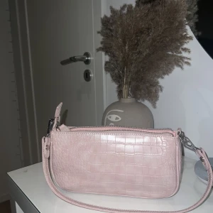 Rosa väska  - Somrig väska som nästan aldrig är använd. Pris 50 + frakt