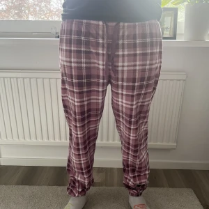 Pyjamasbyxor - Säljer mina pyjamasbyxor då jag inte gillar dom längre, jätte fint skick men tyvärr inte min smak på byxor.