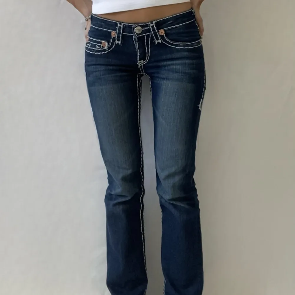 Säljer dessa skitsnygga lågmidjade jeans från True Religion. Storlek W25 så passar en XS eller XXS❤️midjemått: 35.5cm. Innerben: 81cm. Jeans & Byxor.