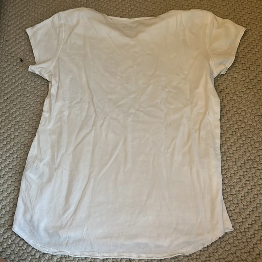 Säljer den här jätte fina Zadig Voltaire tröja som inte finns kvar Längre 🥰🥰. T-shirts.