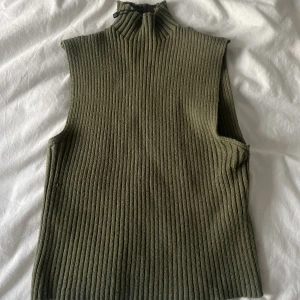 Väst/ kortärmad tröja från Zara - Grön kortärmad tröja från Zara