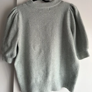 Stickad modern t-shirt  - Jättefin stickad t-shirt från Veromoda i strl S! Säljer pga att den inte kommer till användning (har använts få gånger, ca 1-2 ggr) samt att den är lite för liten för mig tyvärr! ❣️OBS! Köparen står för frakten!