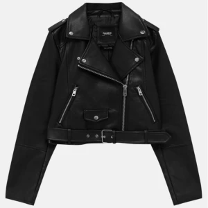 Skinnjacka - Hej! Säljer denna as snygga skinnjacka då den tyvärr har blivit för liten för mig! Nypris: 359kr🩷🩷