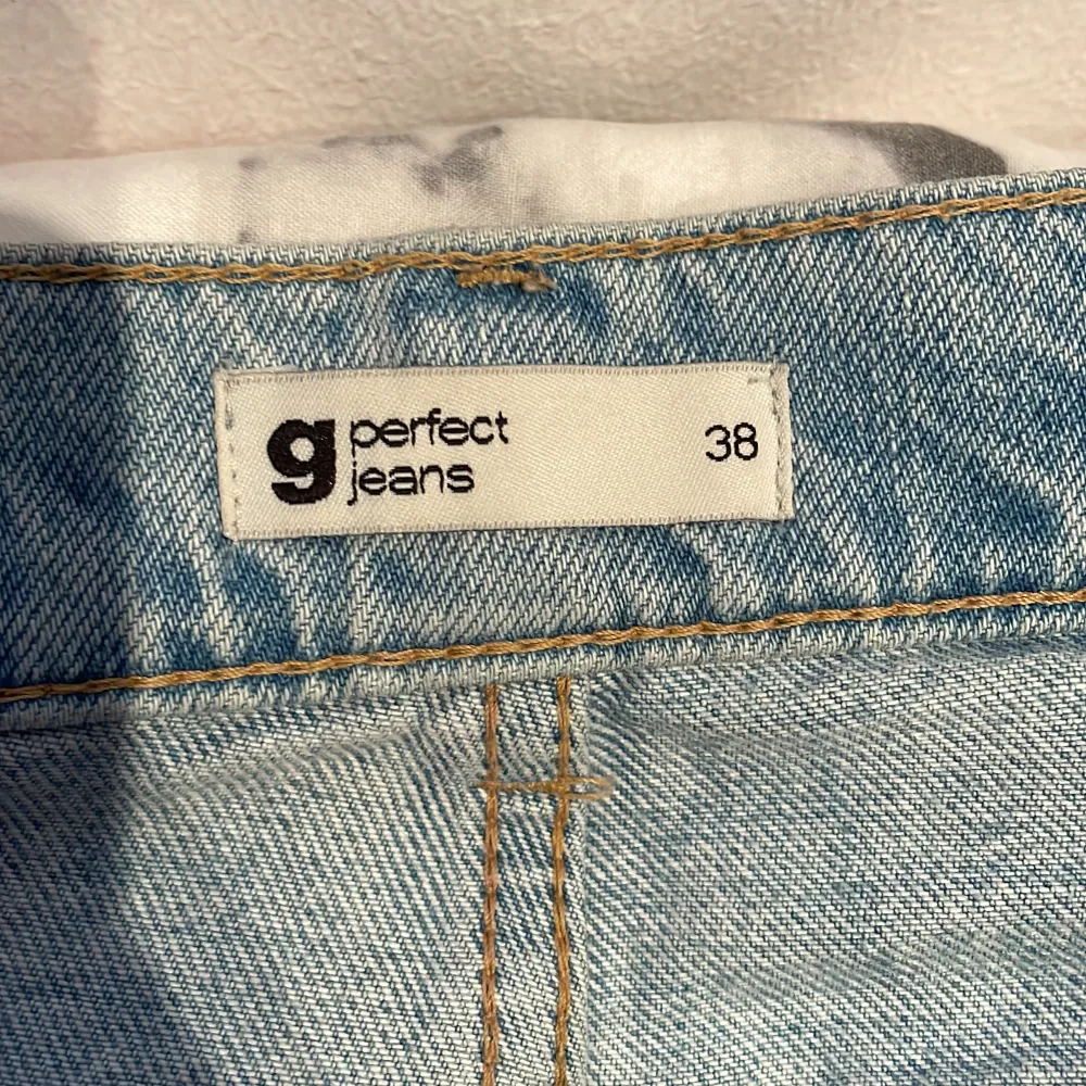 Ljusblå jeans från gina tricot i storlek 38. Jeans & Byxor.