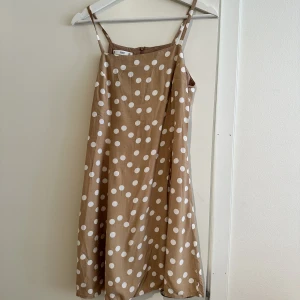 Prickig klänning - Söt prickig klänning. 50 kr exkl frakt. 
