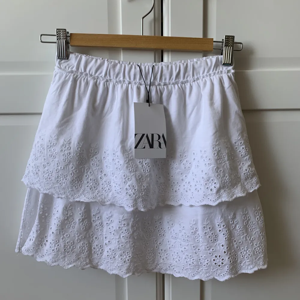 Säljer denna kjol från Zara som aldrig är använd 💕 storlek 13-14 år så ca XS-S. Kjolar.