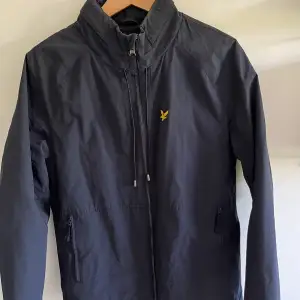 Lyle & Scott Jacka i nyskick   Perfekt windbreaker som även tål lite vatten! 