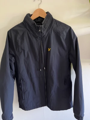 Lyle & Scott - Lyle & Scott Jacka i nyskick   Perfekt windbreaker som även tål lite vatten! 