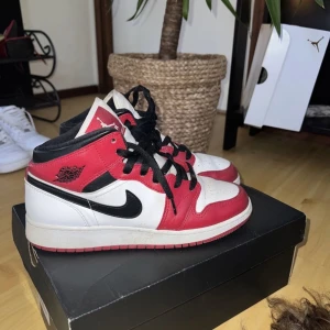 Jordan 1 Chicago Mid - Inköpta på PardonMyKicks i Göteborg.  Har lite crease på skon.   Inköpta för 2500:- säljer nu för 1000:-