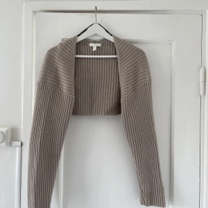 Stickad tröja - Superfin stickad tröja att ha över klänning eller linne från h&m i storlek M. Säljs pga fel storlek för mig, bra skick. Köpare står för frakt.