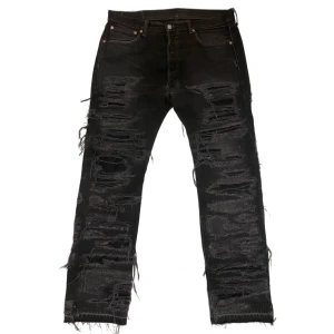 1/1 distressed denim  - Intressekoll -Distressade för hand och patchade-  15+ timmar   Har lagt till En liten Flare panel för bättre passform - har nu mera distressing runt fickorna (bild 3) 
