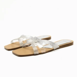 Sandaler  - Säljer helt nya sandaler från Zara då jag inte returnerade i tid. De är i storlek 36, men passar mig som vanligtvis har 37🥰🥰