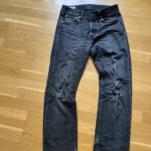 levis 501 nypris 1200 skick 7/10  pris kan diskuteras TAR BYTEN.