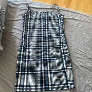 En jätte fin klänning, har använt den 2 gånger  - Storlek 140 och den är svart, vit och blå