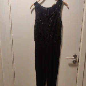 Jumpsuit  - Svart jumpsuit 
