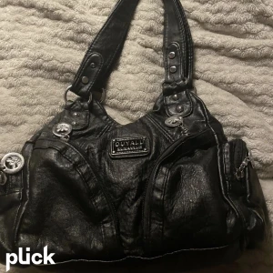 Handväska - En jätte fin handväska som jag har fått, men har knappt kommit till användning. Denna handväska finns på massor av olika hemsidor men där jag köpte den så kostade väskan ca 500-600kr men finns ksk billigare på andra hemsidor, så skriv ej det, är medveten💘