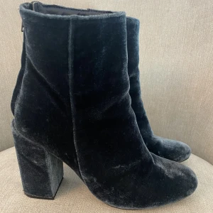 Velvet block heel boots navy blue - Marinblå skimriga sammets stövlar från Nelly. Klackhöjd 9,5 cm. Använda fåtal gånger. 🦋