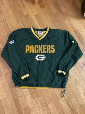 Champion - Hej! Säljer en slags track aktig sweatshirt från märket champion med laget packers från usa. Finns i Stockholm 