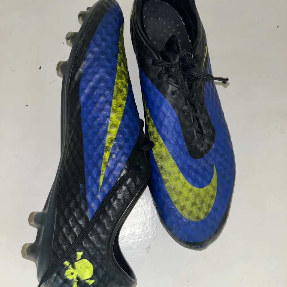 Ett par lila Nike hypervenom 1. Skorna är använda och lite smutsiga, men ändå i bra skick, utan några tydliga skador. Skorna är i storlek 46.. Skor.