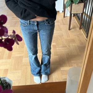 Superfina jeans köpta från Zalando zircle! Aldrig använda då de är för korta på mig. köpta för 380kr, säljer för 250kr. Tjejen på bilden är 164cm! 