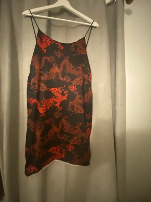 Klänning - Används ej längre, stretch material, passar s/m till och med L Nypris: 150kr