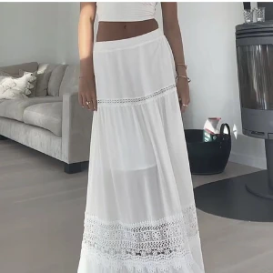 Vit långkjol - Så fin vit långkjol som tyvärr är för lång på mig som är 158. Aldrig använd. Storlek xs men passar större