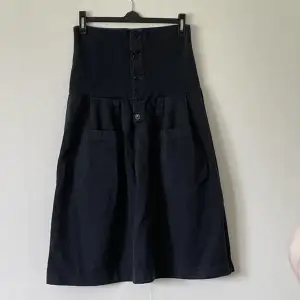 Lång svart stretchig kjol med knappar från Only. Aldrig använd. I storlek 38. Jag tycker att den passar M-XL. För bara 89kr❤️
