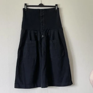 Lång svart kjol - Lång svart stretchig kjol med knappar från Only. Aldrig använd. I storlek 38. Jag tycker att den passar M-XL. För bara 60kr❤️  