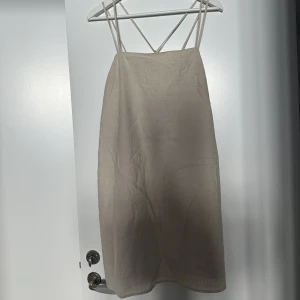 Linneklänning  - En beige linneklänning från HM. Aldrig använd, har bara dragit bort prislappen. Storlek M
