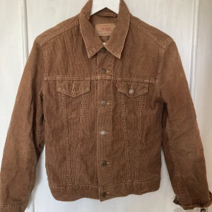 Vintage Levis manchester jacka  - Vintage levis manchester jacka, märkt storlek M men mer som en S 58 cm längd  58 cm arm  41 cm bred