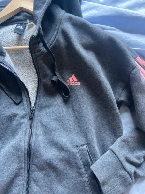 Adidas kofta - Skitcool! Kedjan är lite paj längst upp men det går o dra upp över halva vägen