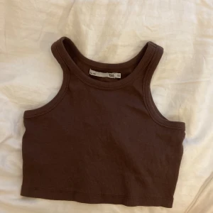 Linne - Säljer ett brunt linne ifrån lager 157 i strl xs för att den  inte kommer till användning. Har använt några gånger men inga defekter, har katt så kan vara nåt katthår på men tror inte det. Hör gärna av dig om du vill köpa💕🫶🏻