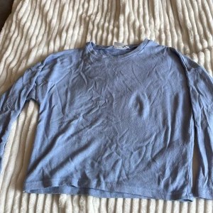 💙blå tunn tröja💙 - blå tunn tjocktröja andvänt 1-3 gånger!💙💙