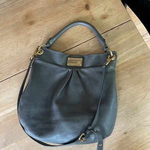 Marc by marc jacobs väska - Jättefint skick!  Passar bra att ha skolbäcker och dator i.