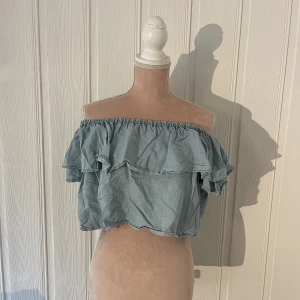 Jeans topp  - Smickrande jeanstopp från Zara💞 Skick: använd Fler bilder? Skriv till mig så löser jag det!  Några frågor? Jag svarar så fort jag kan ❤️ Alla priser kan alltid diskuteras 😊