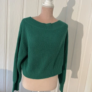 Stickad tröja - Gina Tricot  - Stickad tröja köpt från Plick💞 Skick: använd Fler bilder? Skriv till mig så löser jag det!  Några frågor? Jag svarar så fort jag kan ❤️ Alla priser kan alltid diskuteras 😊