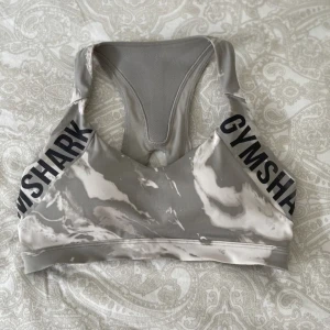 Gymshark sport-bh  - Säljer min sport-bh från Gymshark i storlek S. Den har inte kommit till någon användning alls. Skriv ett meddelande för bilder på hur den sitter på. Frakt📦: 50kr