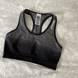 Gymshark sport-bh - Säljer min svarta sport-bh från Gymshark i storlek S. Den har inte kommit till någon användning (endast använd 2-3ggr). Skriv ett meddelande för bilder på hur den sitter på. Frakt📦: 50kr