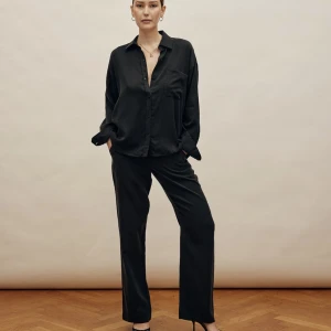 Ash on the go Byxor  -  superfina byxor  från Djerf Avenue!  Fint skick men tecken på användning!  XS på byxorna. 