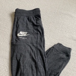 Nike - Mörkgrå mjukisbyxor från Nike. Storlek XS.💓 Köparen står för frakten!