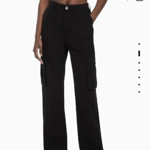 Cargobyxor Bershka  - De berömde cargobyxorna ifrån Bershka som du kan spänna själv i midjan, storlek 36 & oanvända. Säljes för 130kr + frakt 📦  Skriv gärna vid frågor 🫶🏼