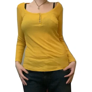 Gul topp - Fin skön gul topp med knappar nerför bröstkorgen 😸