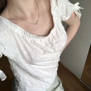 Off shoulder tröja - Säljer den här vita off shoulder tröjan. Man kan även ha den över axlarna om så önskas. Bra skick, använder inte längre och därför jag säljer 😋