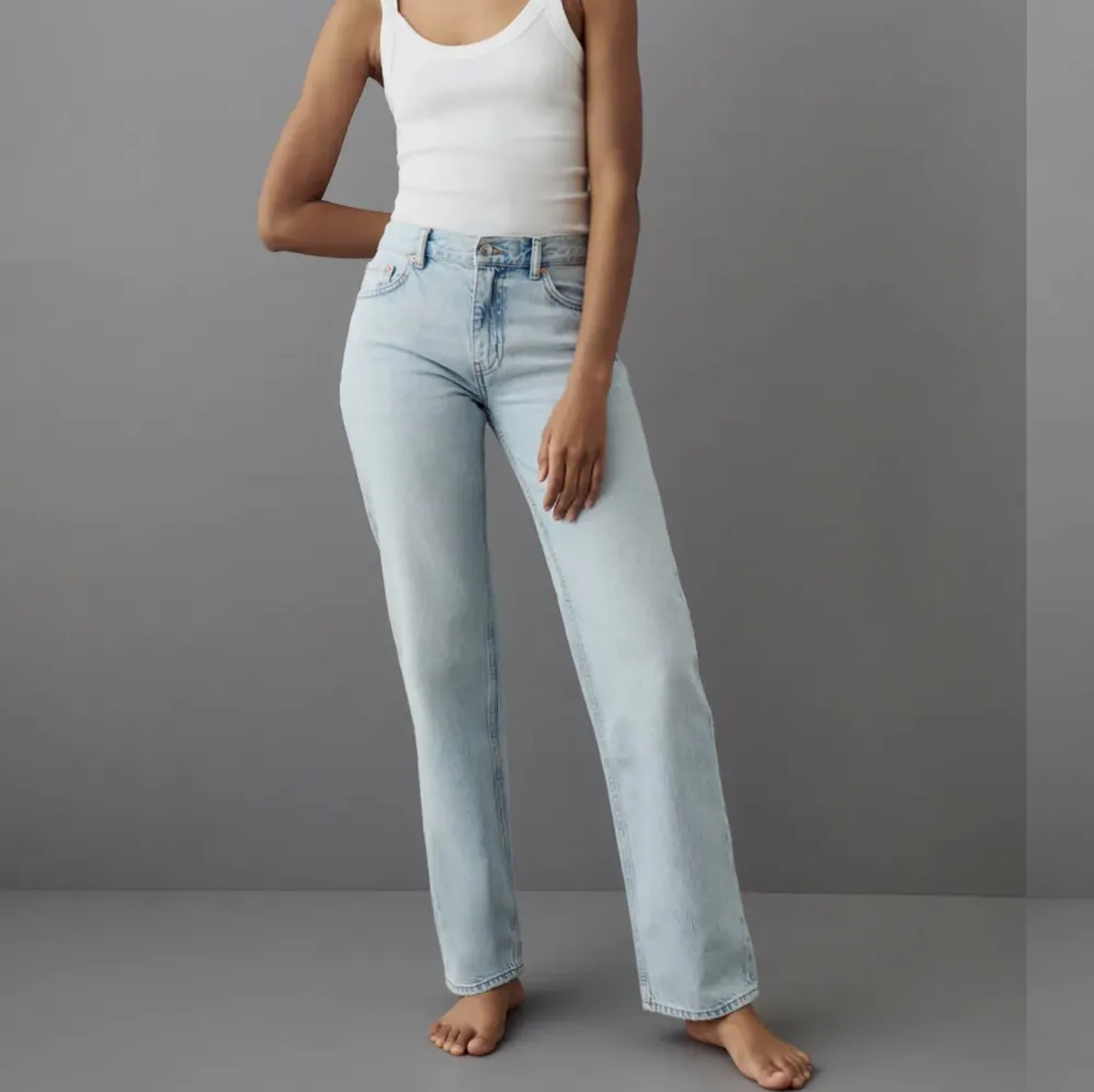 Säljer dessa lågmidjade ljusblåa jeansen från Gina tricot, klippt av sömen som man ser på bilden, ungefär 1 cm bort. Använda fåtal gånger, som nya💓💓. Jeans & Byxor.