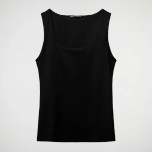 Zara topp - Populär superfin topp ifrån zara i svart som man kan ha på sig åt båda hållen, inga defekter💕 köpt för 120kr finns inte kvar på zara