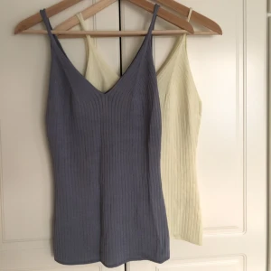 Gult och lila linne från H&M - Två stycken ribbade linnen i viskos från H&M i storlek S. Aldrig använda.