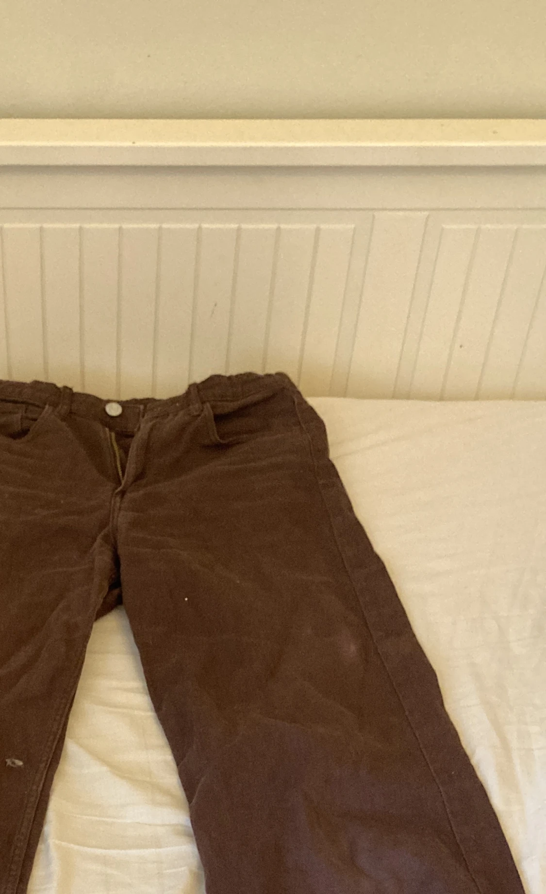 Bruna jeans med slitt  - 90