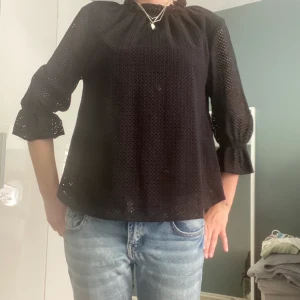 Blus - Jättefin blus med lite ”mönstrat” håligt tyg! Köpt secondhand🥰🥰