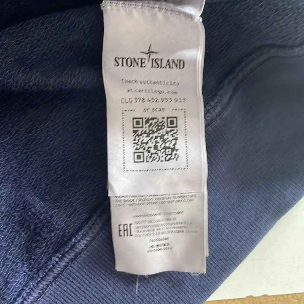 En stone island tröja som har fått fläckar på sig. Man kan färga tröjan till en annan färg om man vill få bort fläckarna. Har inte haft tid eller möjlighet att göra de. Har kvitto på den. . Hoodies.